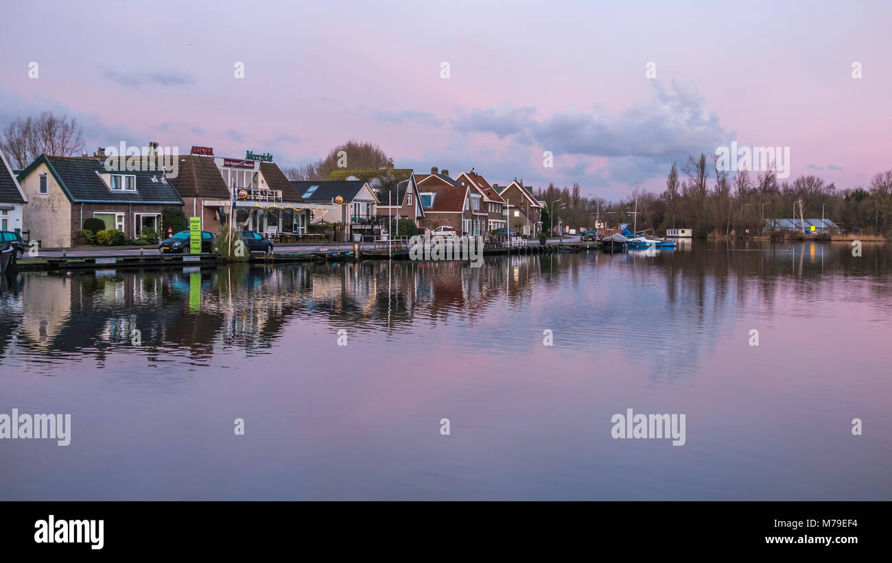 Pequeña aldea en un canal en las afueras de Amsterdam, en una mañana de invierno Foto de stock