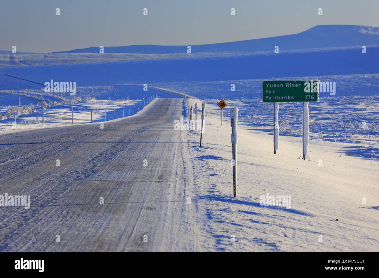 América del Norte, los Estados Unidos, Alaska, Alaska central, James Dalton Highway, paisaje invernal, autopista, carretera, signo Foto de stock