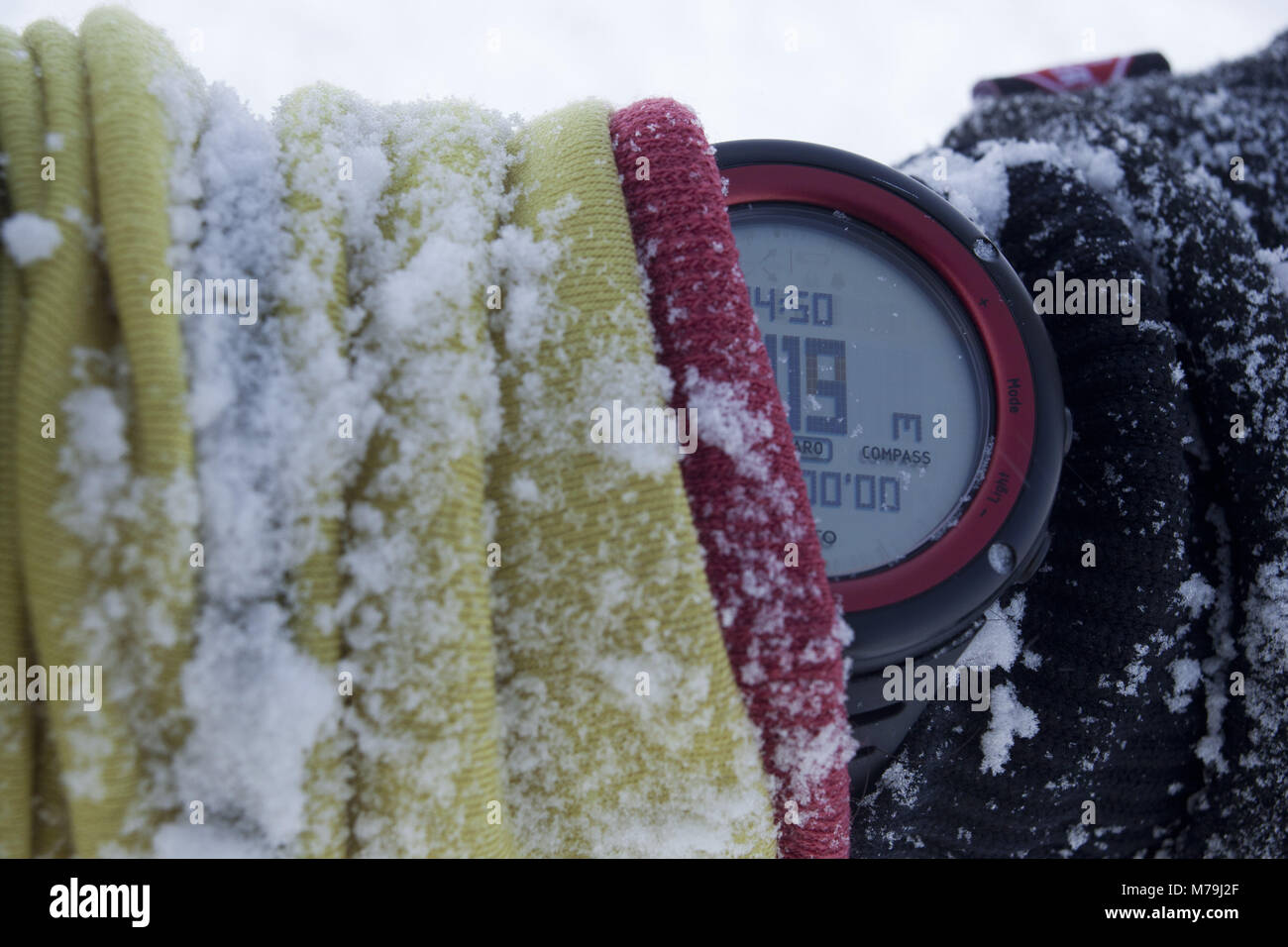 El Mountaineer del reloj en la muñeca, nieve, más cerca Foto de stock