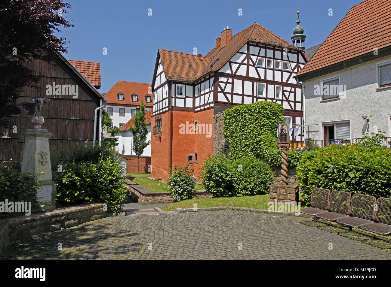 Alemania, Hesse, Bad Soden-Salmünster, distrito de Salmünster, casco antiguo, casas con entramados de madera, lugar de nacimiento del sacerdote Josef Müller, en 1894-1944, Foto de stock