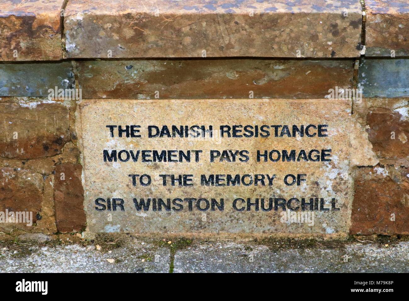 "El movimiento de resistencia danés rinde homenaje a la memoria de Sir Winston Iglesia' en la tumba de Sir Winston Churchill en Bladon, Oxfordshire, REINO UNIDO Foto de stock