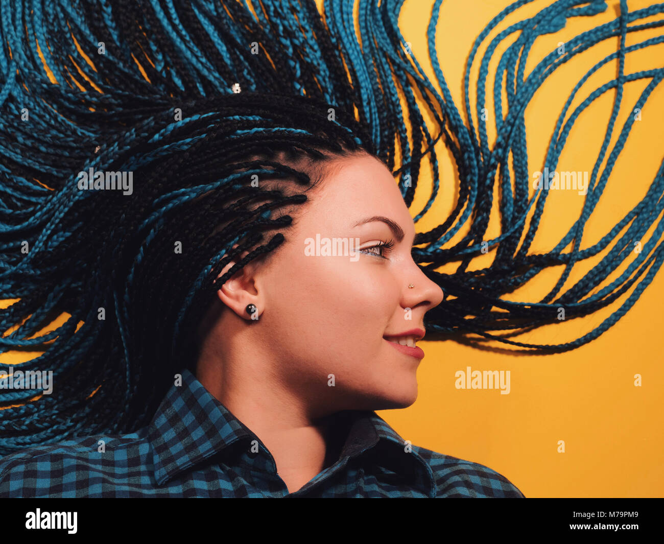 Hermosa Joven Con Trenzas Azul Africano Mira A La Cámara