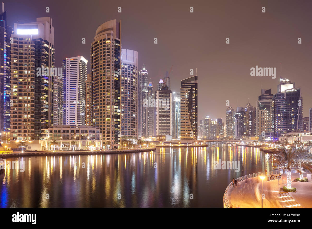 En la noche del puerto deportivo de Dubái, Emiratos Árabes Unidos. Foto de stock