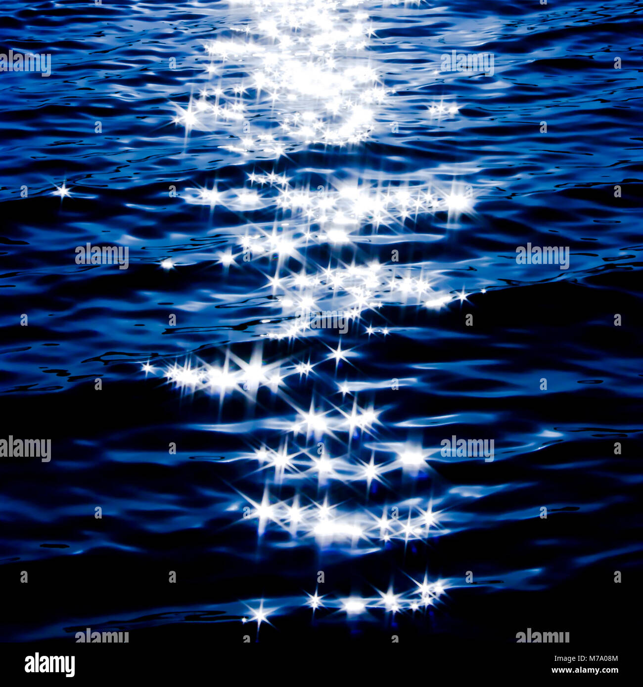 Detalle de una luna reflejando en el brillante mar Foto de stock