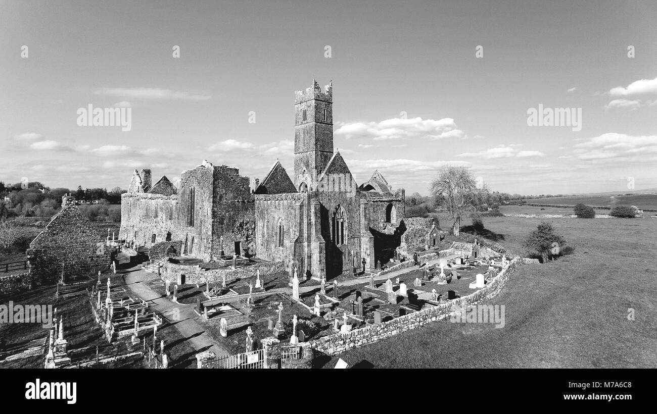 Fotografía en blanco y negro de un antiguo castillo en ruinas de la abadía irlandesa. quin abbey en County Clare, Irlanda Foto de stock