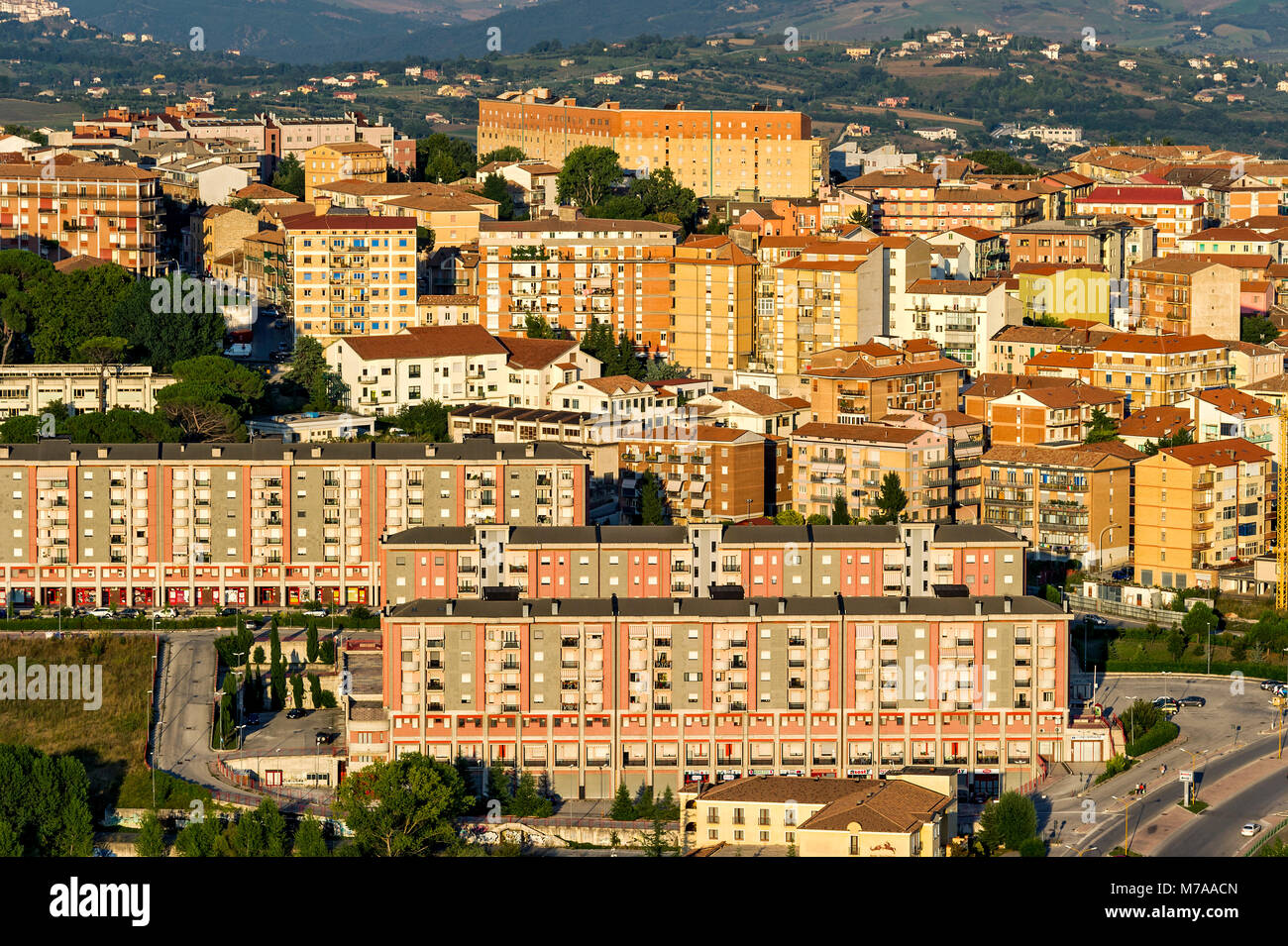 Vista desde el castillo Monforte hasta modernos bloques de pisos, Campobasso, Molise, Italia Foto de stock