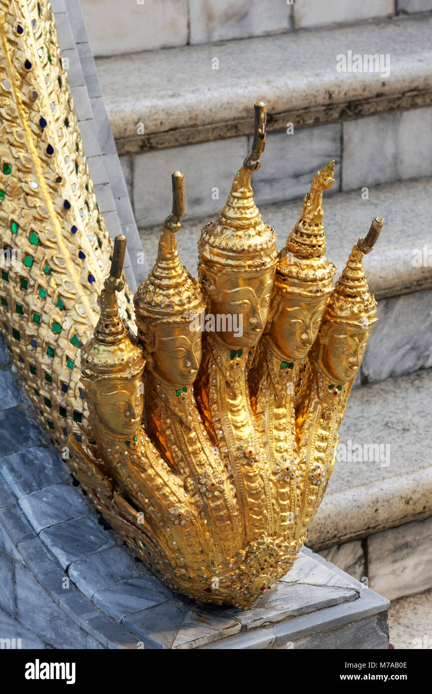 Pie de oro con cabezas de buda como los dedos de los pies, el detalle de los Prasat Phra dhepbidorn, Panteón Real, el Wat Phra Kaeo, Ko Ratanakosin Foto de stock