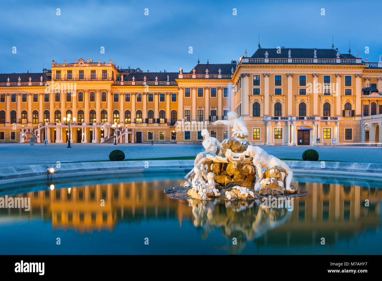 Hora Azul con reflexión en la fuente en el patio del Palacio de Schönbrunn en Viena Foto de stock