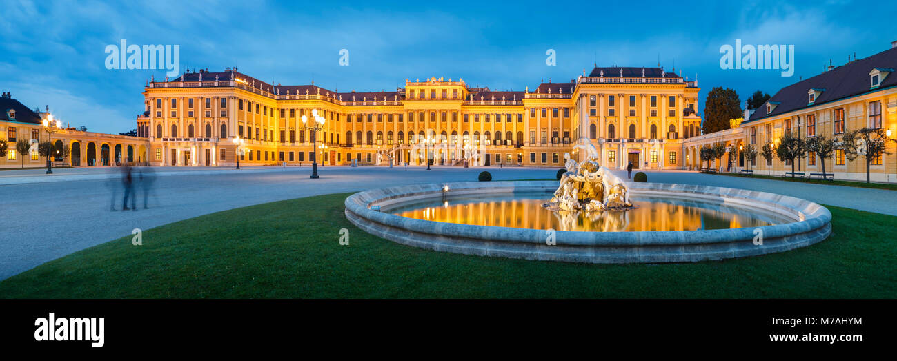 Panorama sobre la explanada del Palacio de Schönbrunn en Viena en la hora azul Foto de stock