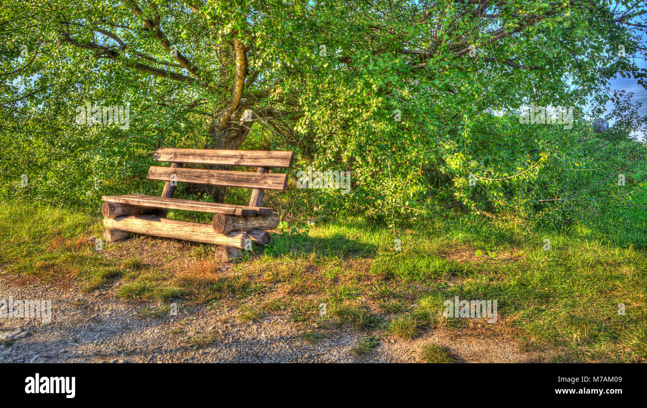 Lugar de descanso, un banco en el abierto Foto de stock