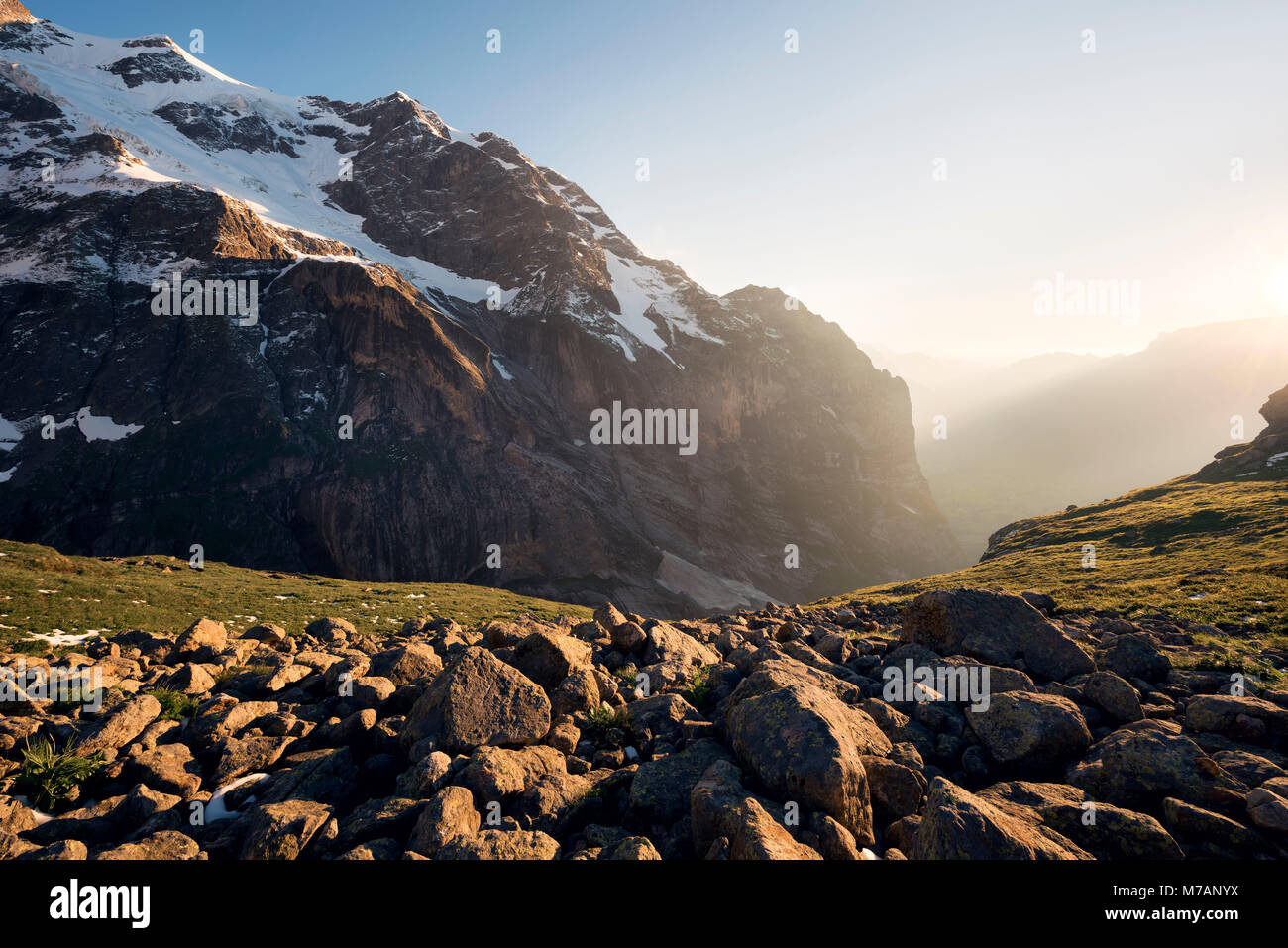 Cara de la roca en Mättenberg cerca de Grindelwald, Cantón de Berna, Suiza Foto de stock