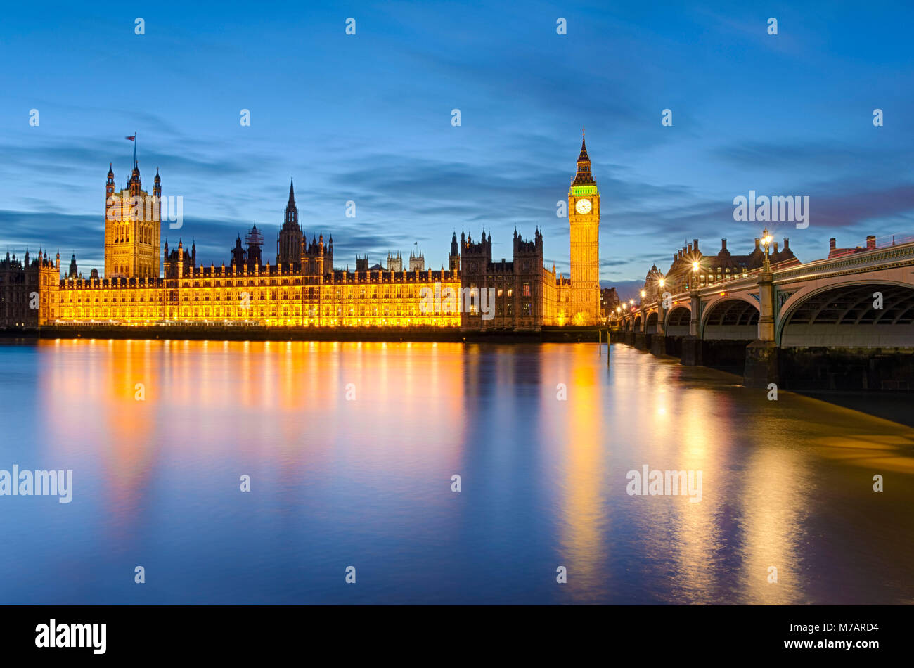 El Big Ben y el Palacio de Westminster durante la noche, Londres, Reino Unido. Foto de stock