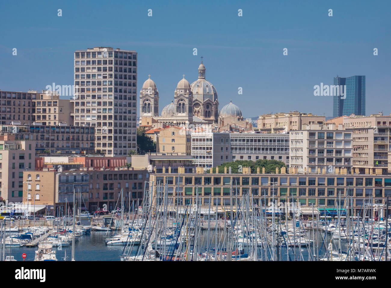 Francia,la ciudad de Marsella, el horizonte, la gran catedral, Puerto Viejo Foto de stock