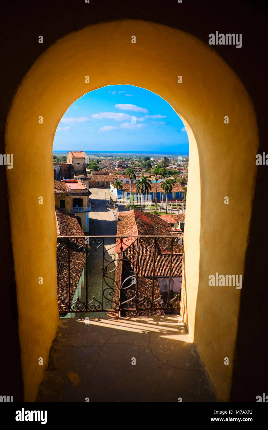 Ciudad vistos a través de un arco de un edificio, Trinidad, Provincia de Sancti Spiritus, Cuba Foto de stock