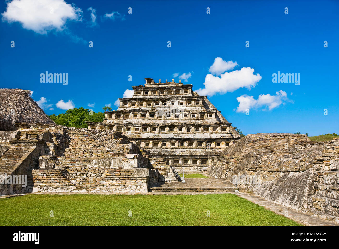 Pirámide en el paisaje, la pirámide de los nichos, El Tajin, Veracruz, México Fotografía de Pirámide en el paisaje, la pirámide de los nichos, El Tajin, Veracruz, México Fotografía de
