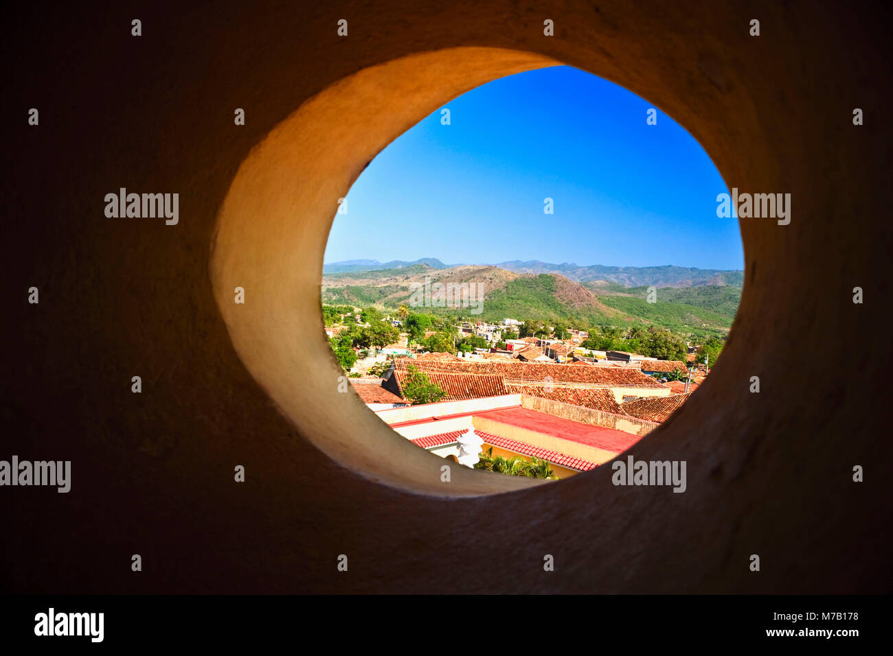Ciudad vistos a través de una ventana, Trinidad, Provincia de Sancti Spiritus, Cuba Foto de stock