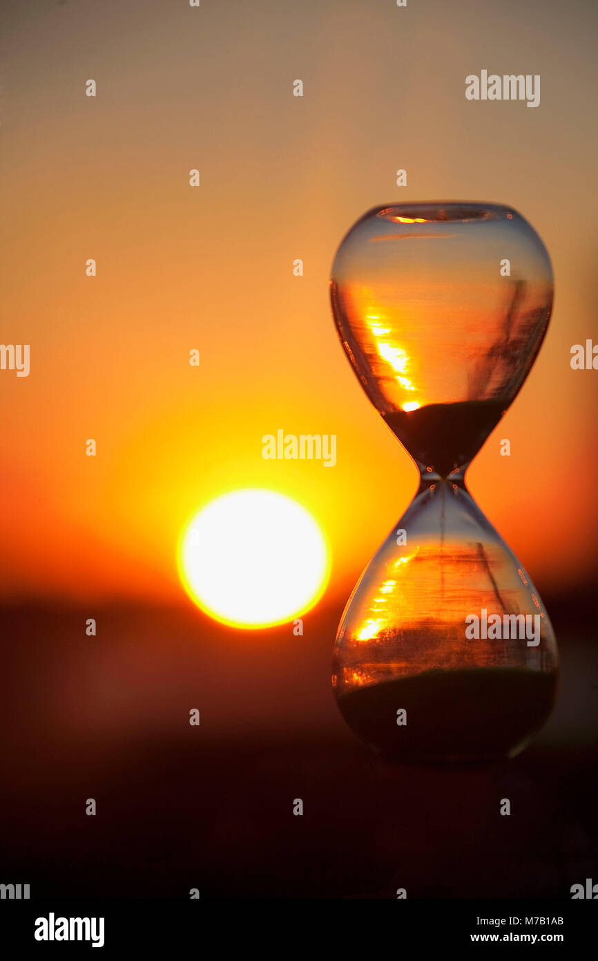 Hourglass with sunset in the background fotografías e imágenes de alta  resolución - Alamy