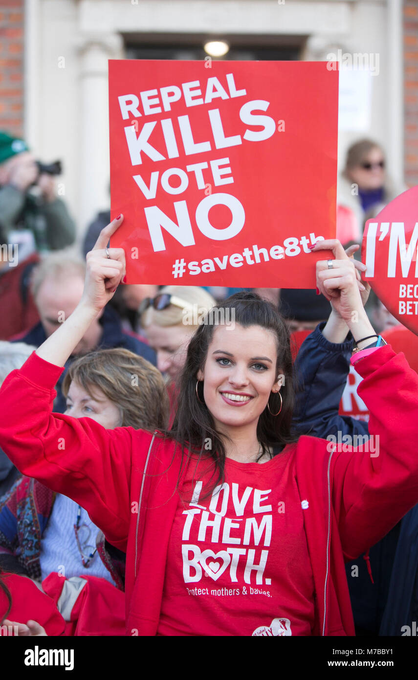 Dubin, Irlanda. 10 Mar, 2018. Rally anti aborto, Dublin, Irlanda. Los partidarios de Pro Vida de marzo a través de Dublin City hoy, en su camino a Leinster House (Dail/Parlamento) para una reunión masiva en las calles. Decenas de miles son esperados en el rally, que está en oposición a la propuesta del Gobierno irlandés para celebrar un referéndum para derogar la Octava Enmienda de la Constitución, que prohíbe el aborto y sustituirla con una ley permitiría a las mujeres embarazadas a acceder a servicios de aborto. Foto: Sam/Boal RollingNews.ie Crédito: RollingNews.ie/Alamy Live News Foto de stock