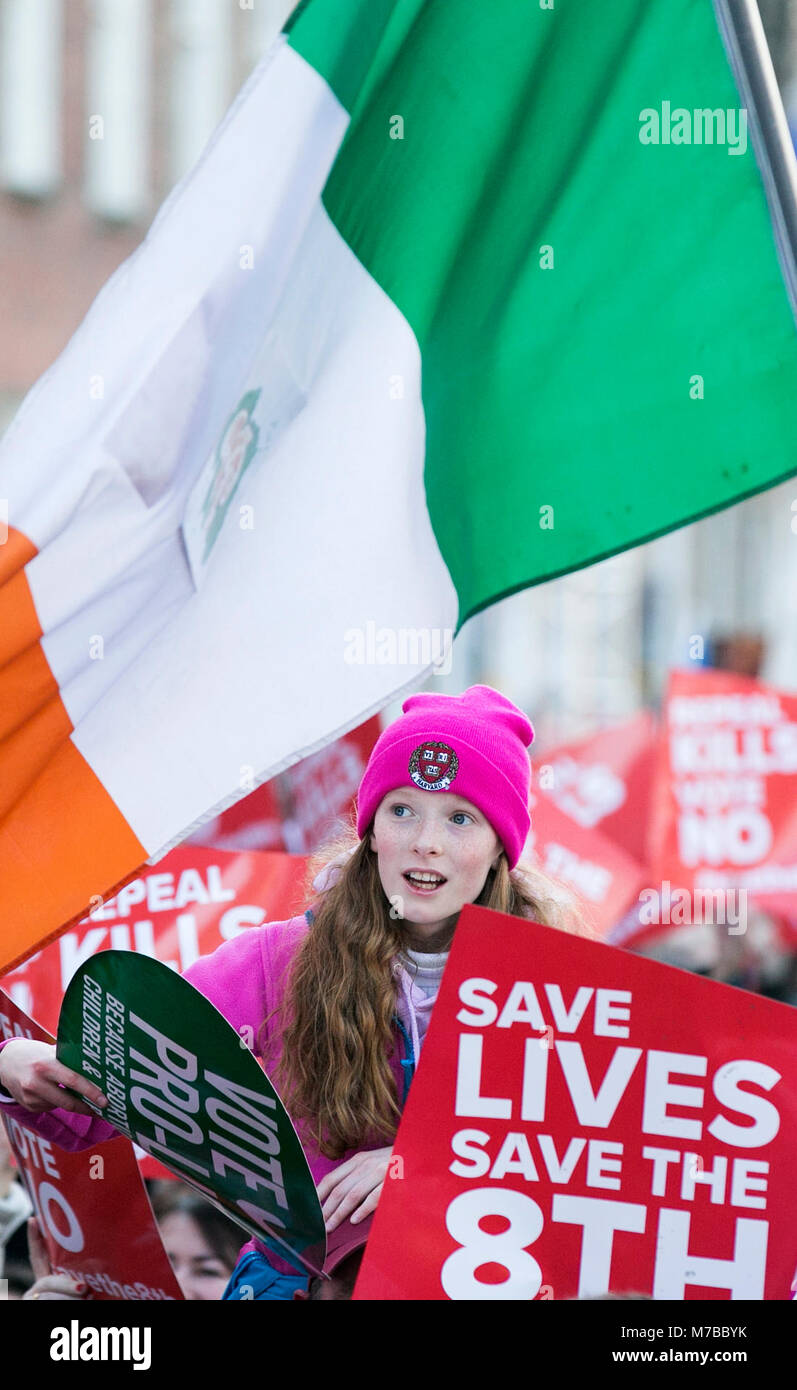 Dubin, Irlanda. 10 Mar, 2018. Rally anti aborto, Dublin, Irlanda. Los partidarios de Pro Vida de marzo a través de Dublin City hoy, en su camino a Leinster House (Dail/Parlamento) para una reunión masiva en las calles. Decenas de miles son esperados en el rally, que está en oposición a la propuesta del Gobierno irlandés para celebrar un referéndum para derogar la Octava Enmienda de la Constitución, que prohíbe el aborto y sustituirla con una ley permitiría a las mujeres embarazadas a acceder a servicios de aborto. Foto: Sam/Boal RollingNews.ie Crédito: RollingNews.ie/Alamy Live News Foto de stock