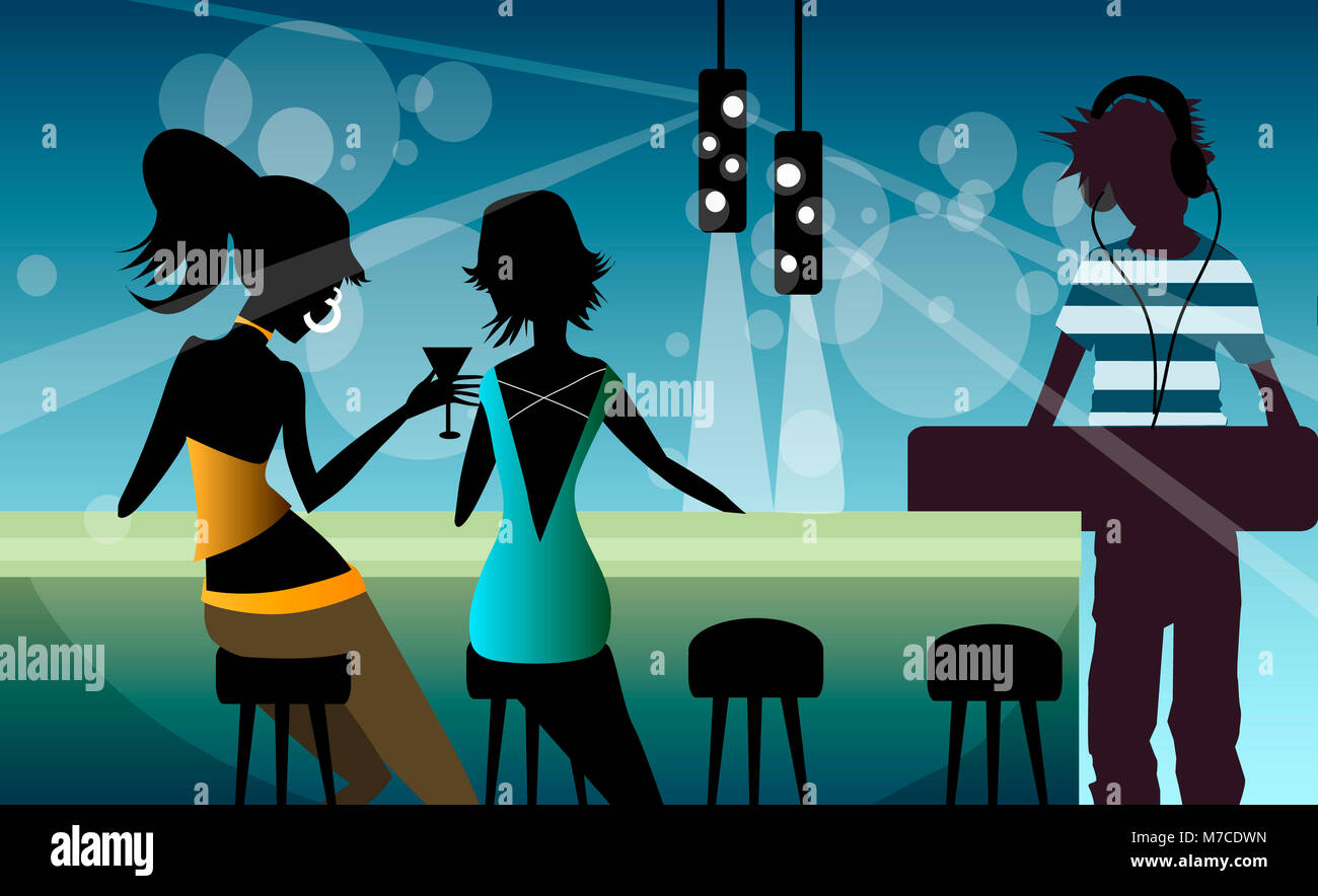 Dos mujeres sentadas en un mostrador de bar con un disc jockey reproduce música Foto de stock