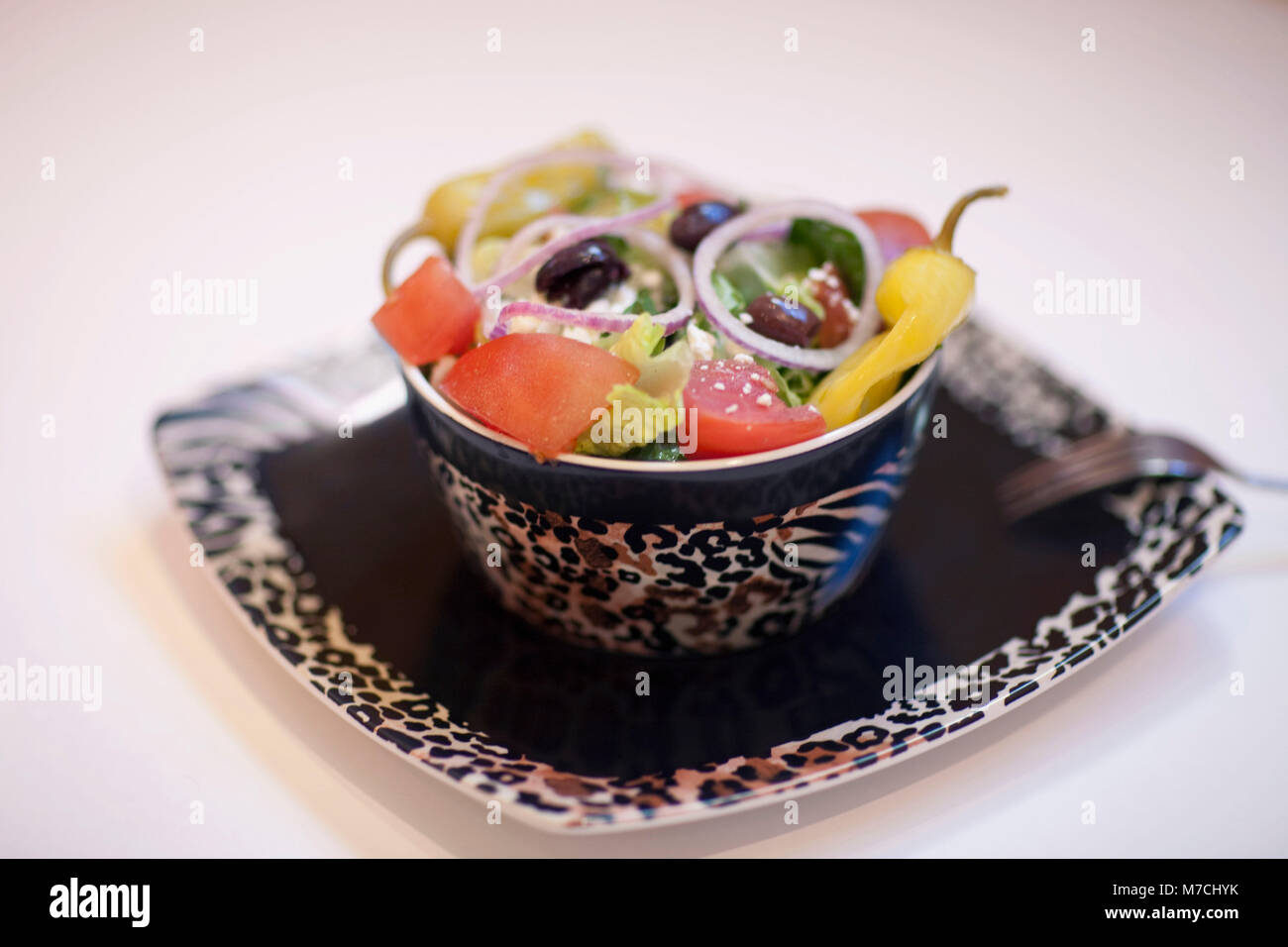 Close-up de una ensalada con pimientos y aceitunas Foto de stock