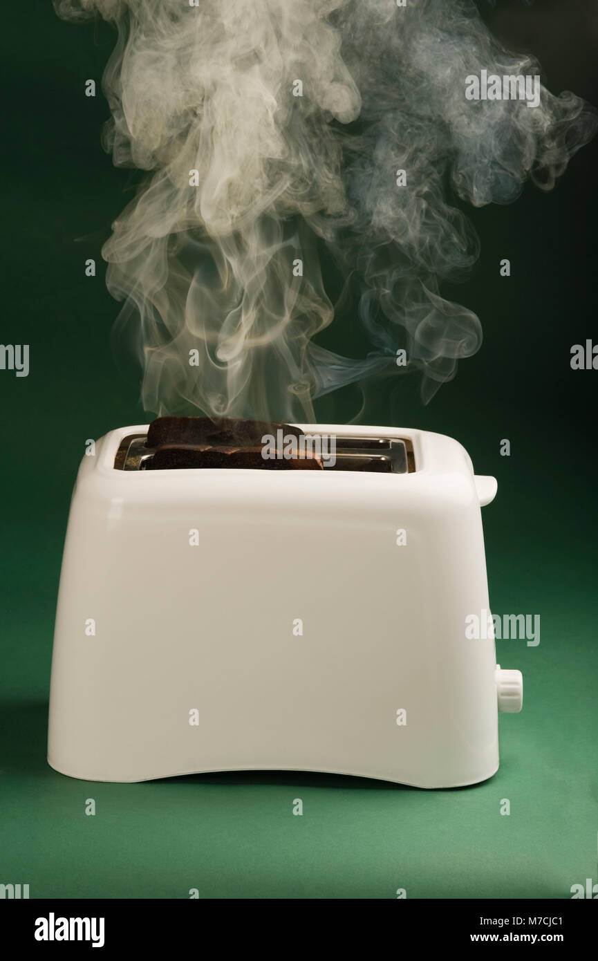 Humo saliendo de una tostada quemada en la tostadora Fotografía de stock -  Alamy