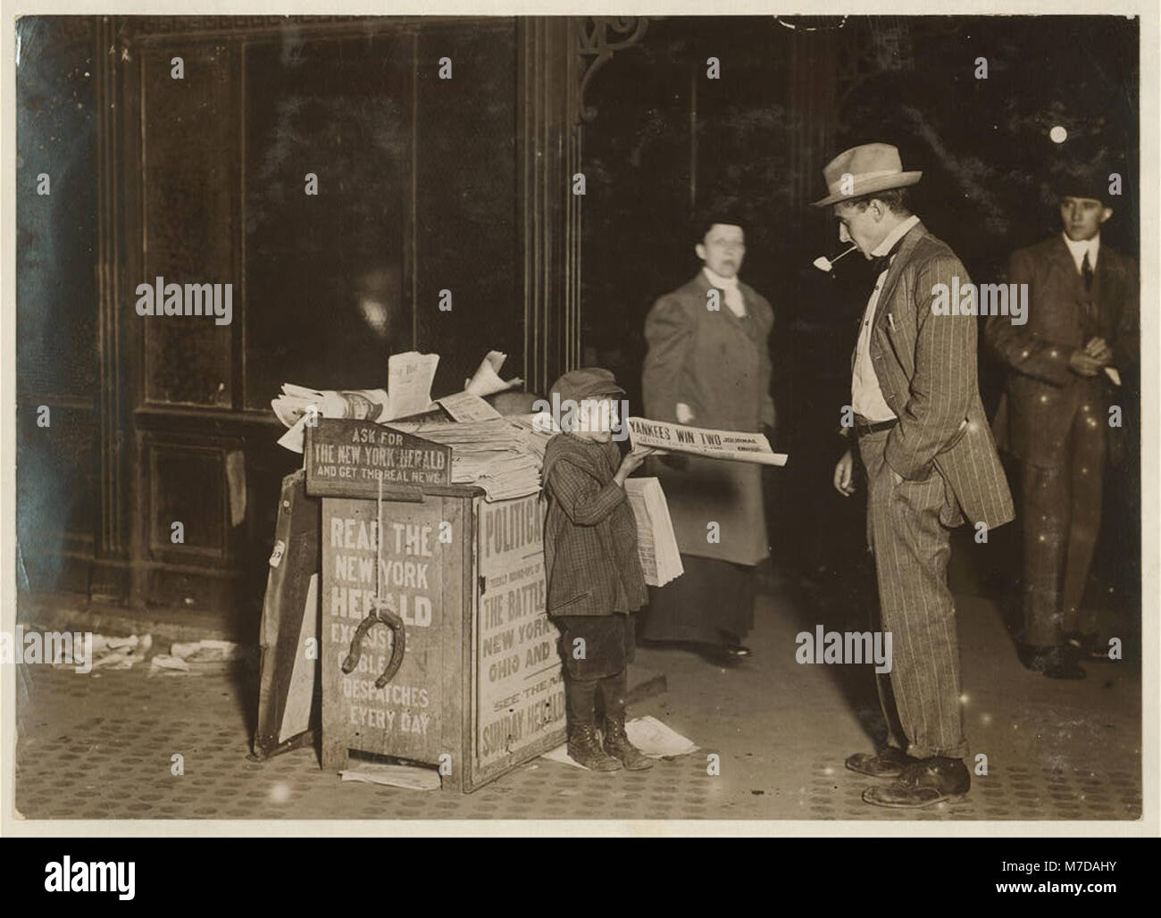 Jerald Schaitberger de 416 W. 57th St. N.Y. que ayuda a un muchacho mayor vender periódicos hasta las 10 p.m. en Columbus Circle. 7 años de edad. 9-30 P.M., 8 de octubre de 1910. LOC CPH.3A01149 Foto de stock