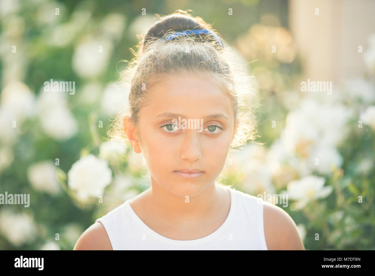 Hermosa chica con ojos azules en el jardín Foto de stock