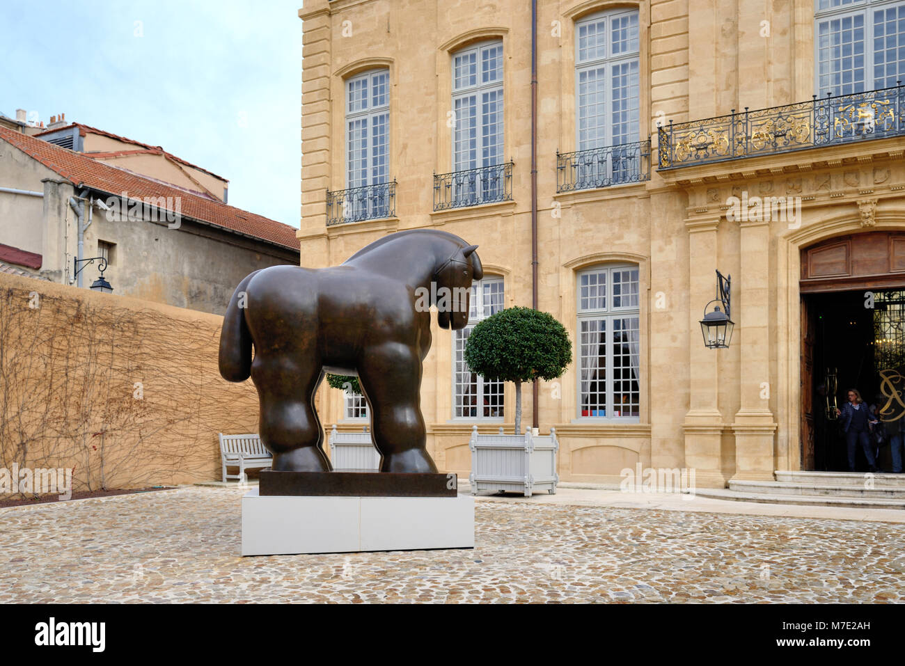 Caballo de Fernando Botero, el patio del Hôtel de Caumont Arts Center, una mansión del siglo XVIII. c, Townhouse o Hôtel Particulier, Aix-en-Provence, Francia Foto de stock