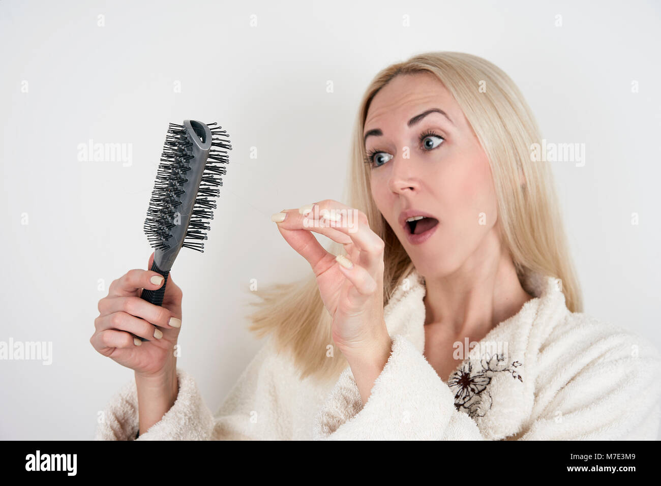 Mujer peinandose el cabello fotografías e imágenes de alta resolución -  Página 13 - Alamy