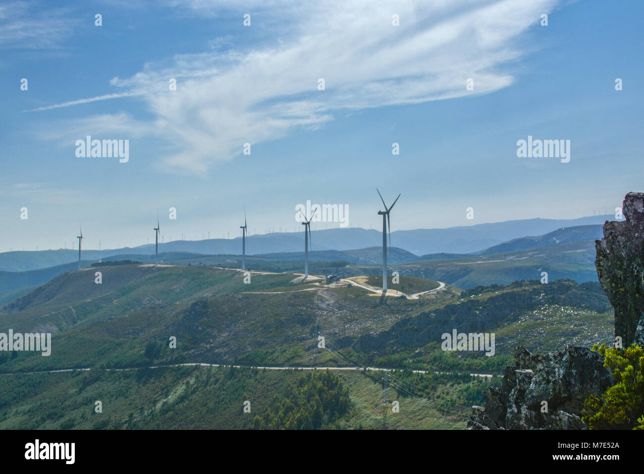 El molino de viento generador eléctrico en la parte superior de la torre en  las montañas Norte Portugal Fotografía de stock - Alamy