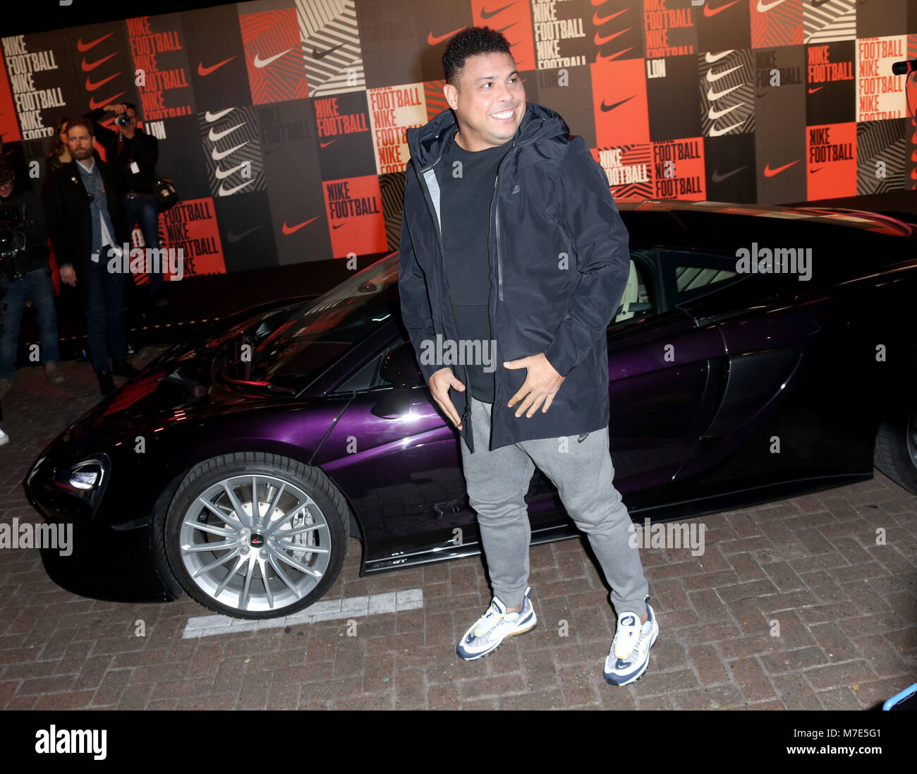 Botas de fútbol nike mercurial caso - Llegadas Con: Ronaldo Luís Nazário de  Lima Donde: Londres, Reino Unido cuando: El 07 de febrero de 2018 Crédito:  JRP/WENN Fotografía de stock - Alamy