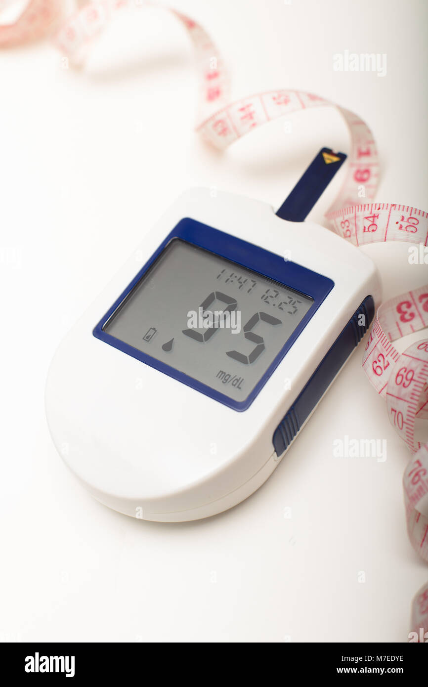 Portable monitor de glucosa en la sangre para los diabéticos para auto  controlar sus niveles de azúcar en su sangre con una cinta métrica para la  pérdida de peso para ayudar a