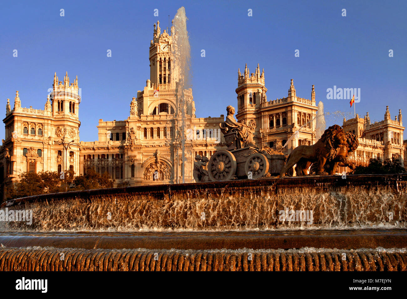 La fuente de Cibeles y el Palacio de Cibeles / Palacio de Cibeles, la Plaza de la Cibeles