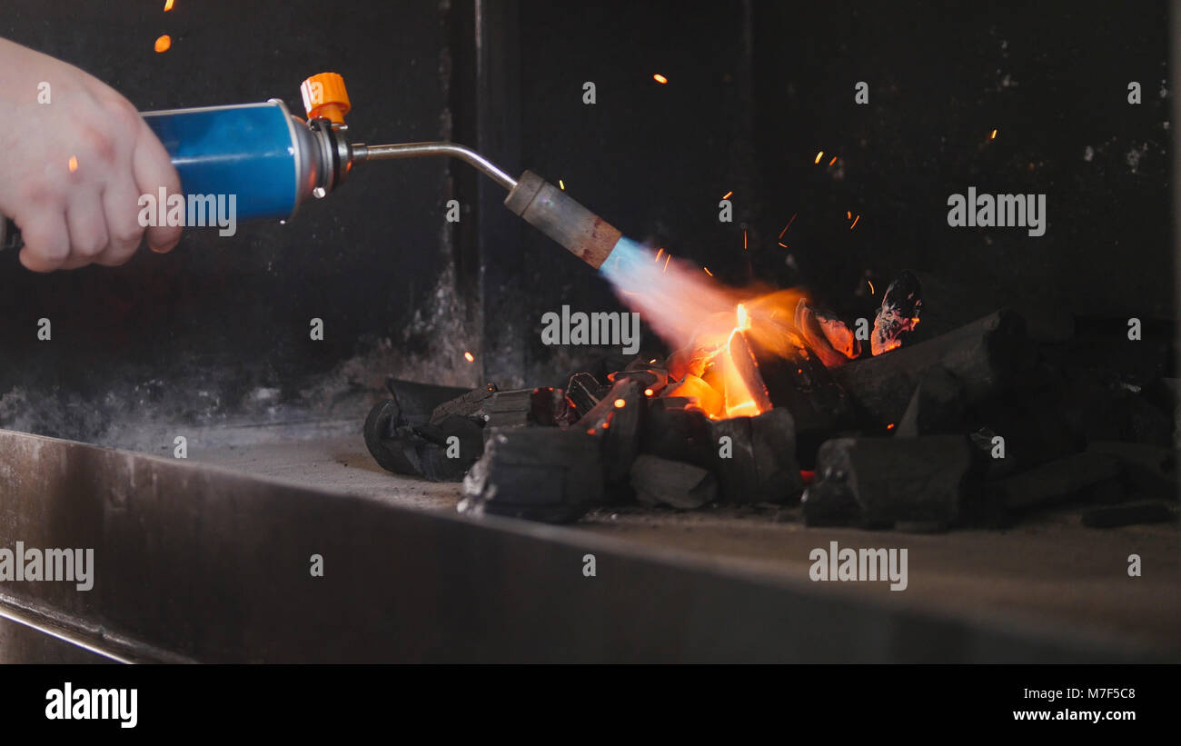 Encendido de carbón en la barbacoa microondas Fotografía de stock - Alamy