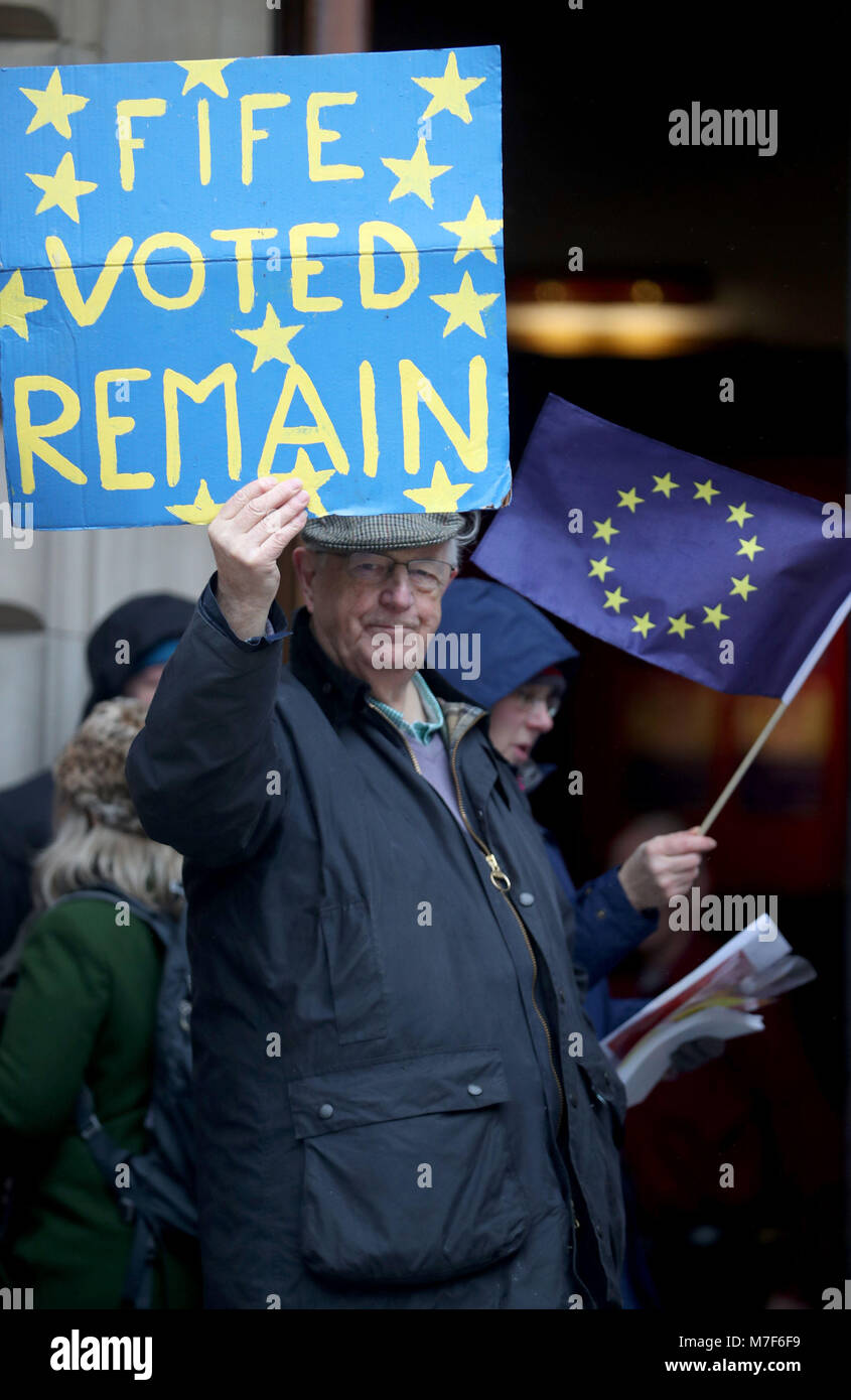 Un miembro del Movimiento Europeo en Escocia, muestra contra Brexit fuera de la Conferencia del partido laborista escocés en el Caird Hall en Dundee. Foto de stock