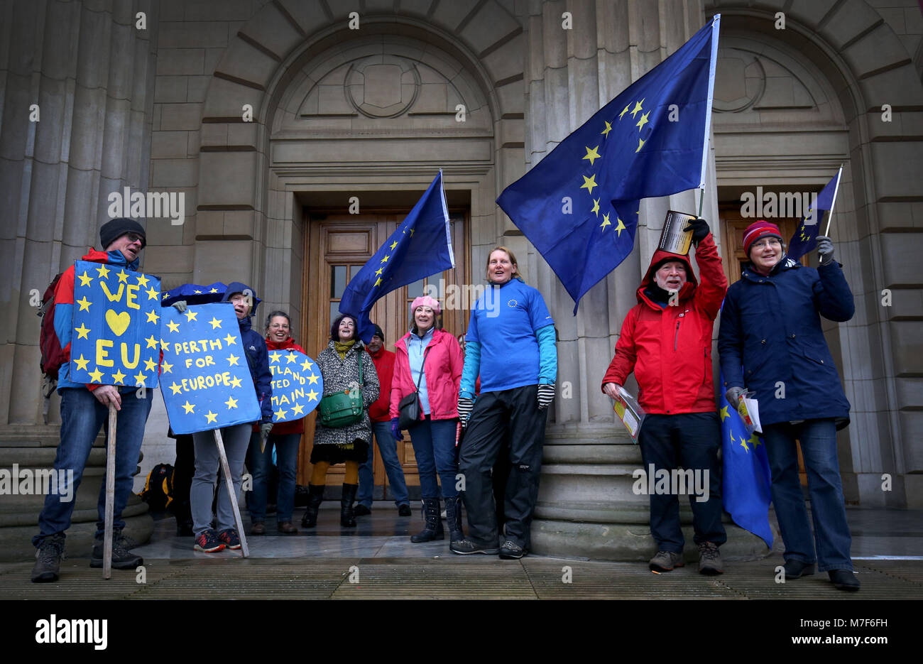 Miembros del Movimiento Europeo en Escocia manifestarse contra Brexit fuera de la Conferencia del partido laborista escocés en el Caird Hall en Dundee. Foto de stock