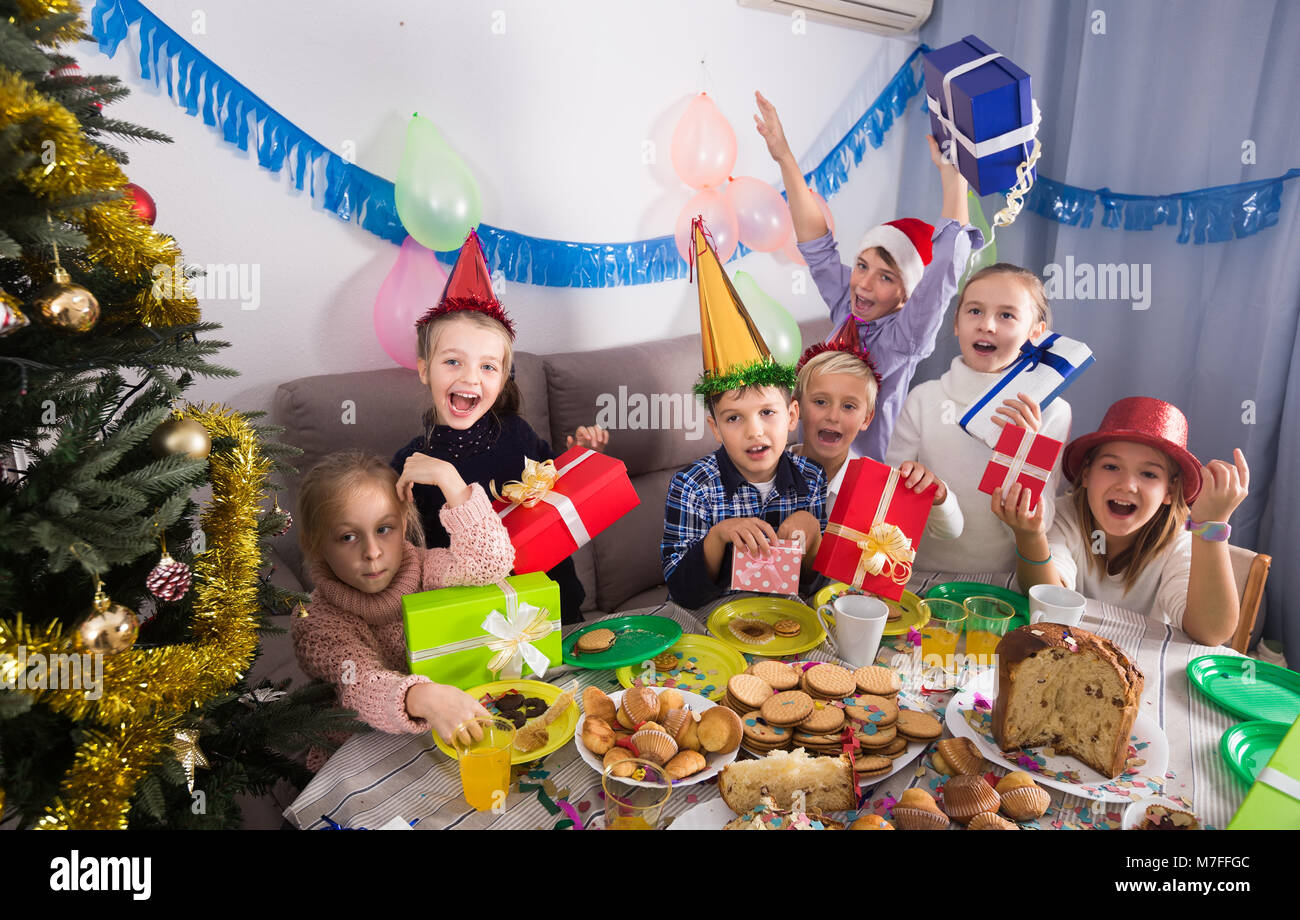 Los niños intercambio de regalos durante la cena de Navidad Fotografía de  stock - Alamy