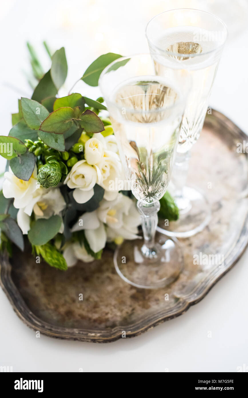 Hermosa decoración de boda vintage con champán y flores blancas, decoración  elegante con copas de cristal sobre la antigua bandeja Fotografía de stock  - Alamy