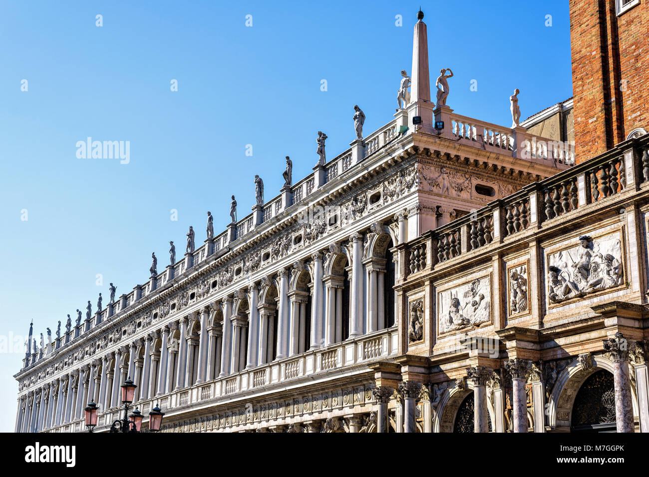 Vistas a la luz de la Biblioteca Marciana fachada de estilo renacentista y el campanile entrada desde la plaza de San Marcos. Claro cielo azul brillante. Copie el espacio negativo Foto de stock