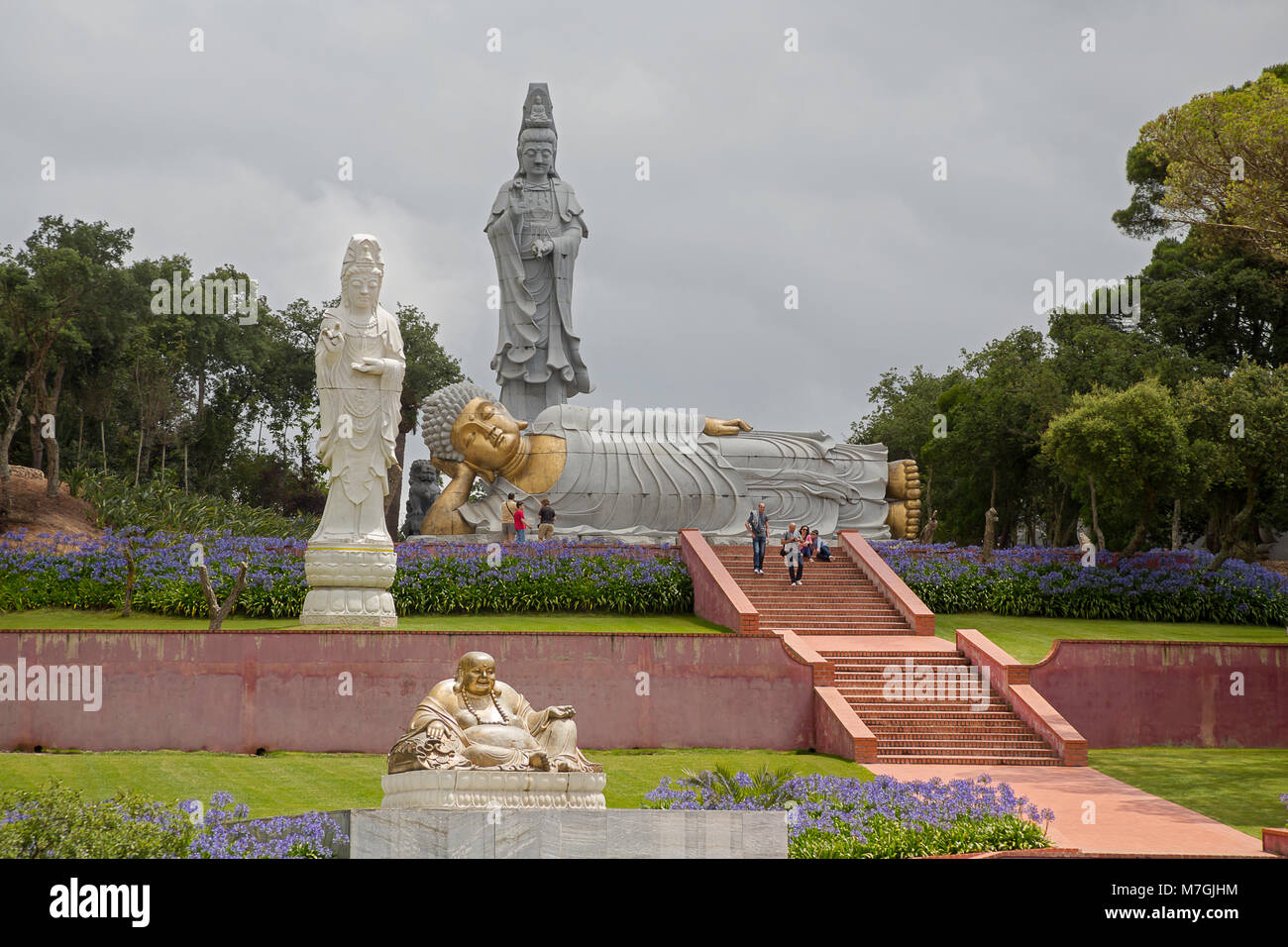 El Buddha Eden Garden es de 35 hectáreas (86 acres) de los campos naturales, lagos, jardines cuidados a una hora al norte de Lisboa. Los Budas, pagodas, terracota sta. Foto de stock