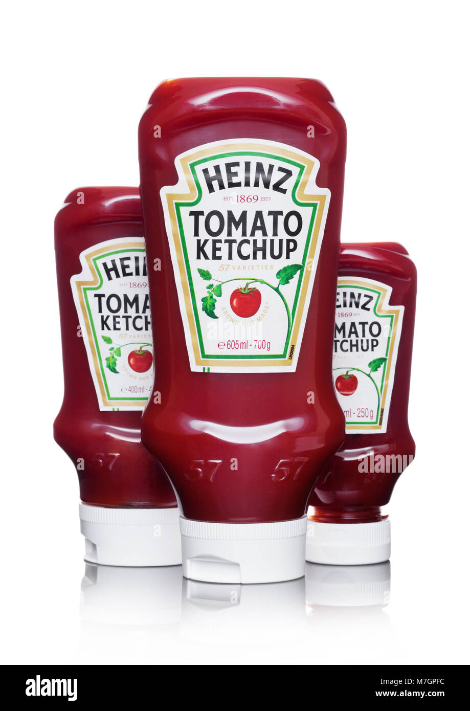 Londres, Reino Unido - 10 de marzo de 2018 : botellas de plástico de Ketchup Heinz sobre fondo blanco. Fabricado por H.J. Heinz Company Foto de stock