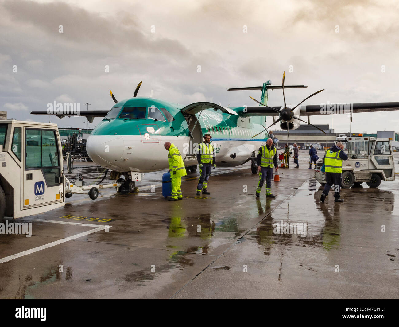 El piloto de Stobart Air compañía aérea irlandesa regional ATR 72-600 doble hélice que operaba Aer Lingus vuelos regionales están cargados con pasajeros y equipaje Foto de stock