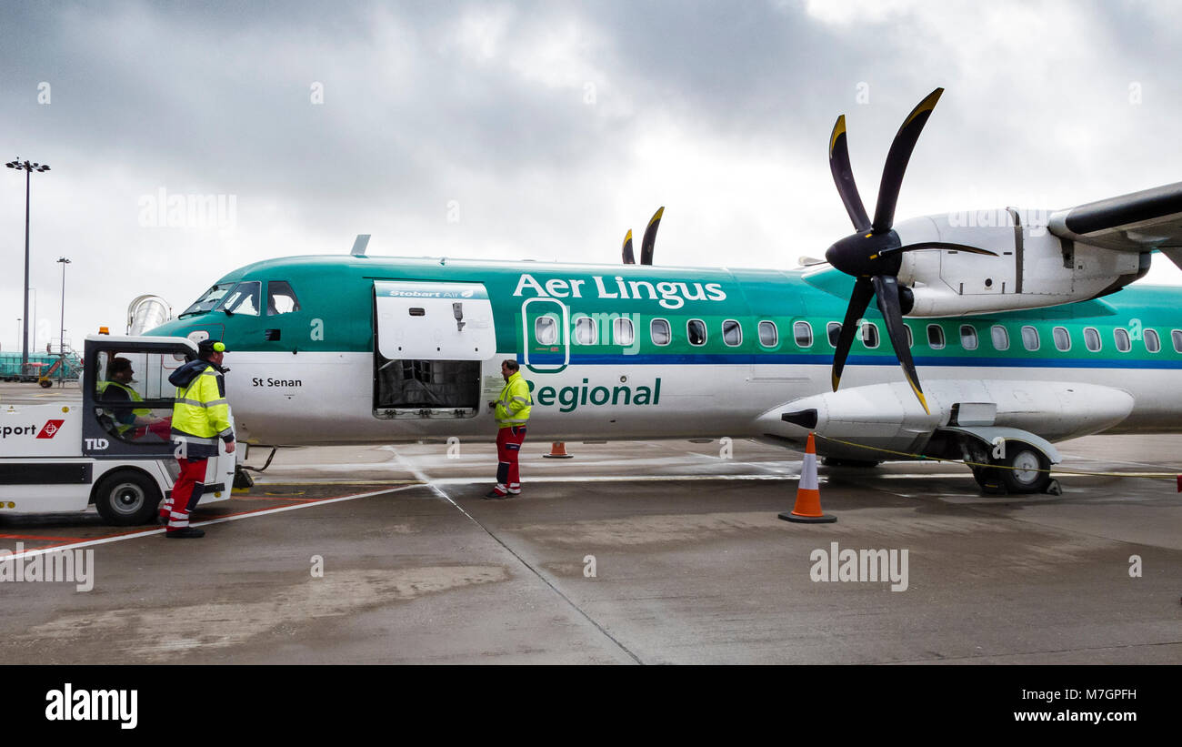 El piloto de Stobart Air compañía aérea irlandesa regional ATR 72-600 doble hélice que operaba Aer Lingus vuelos regionales están cargados con pasajeros y equipaje Foto de stock