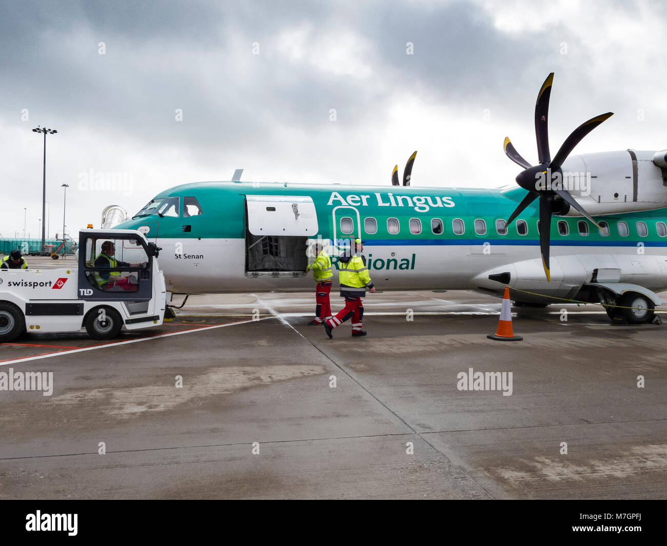 El piloto de Stobart Air compañía aérea irlandesa regional ATR 72-600 doble hélice que operaba Aer Lingus vuelos regionales están cargados con pasajeros y equipaje Foto de stock