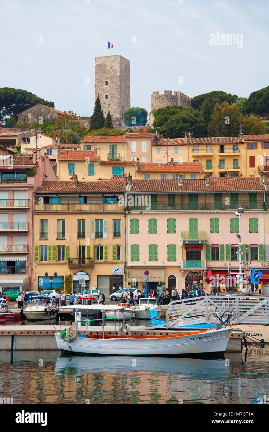 Vieux Port (puerto antiguo) y el casco antiguo "Le Suquet", ver torre en Mont Chevalier, Cannes, riviera francesa, en el sur de Francia, Francia, Europa Foto de stock