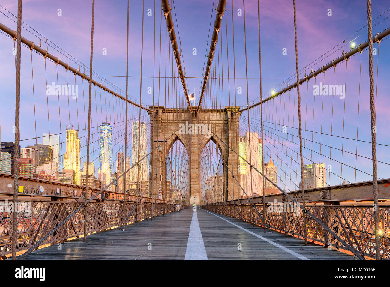 Nueva York, Nueva York, en el puente de Brooklyn Promenade hacia la línea del horizonte de Manhattan al amanecer. Foto de stock
