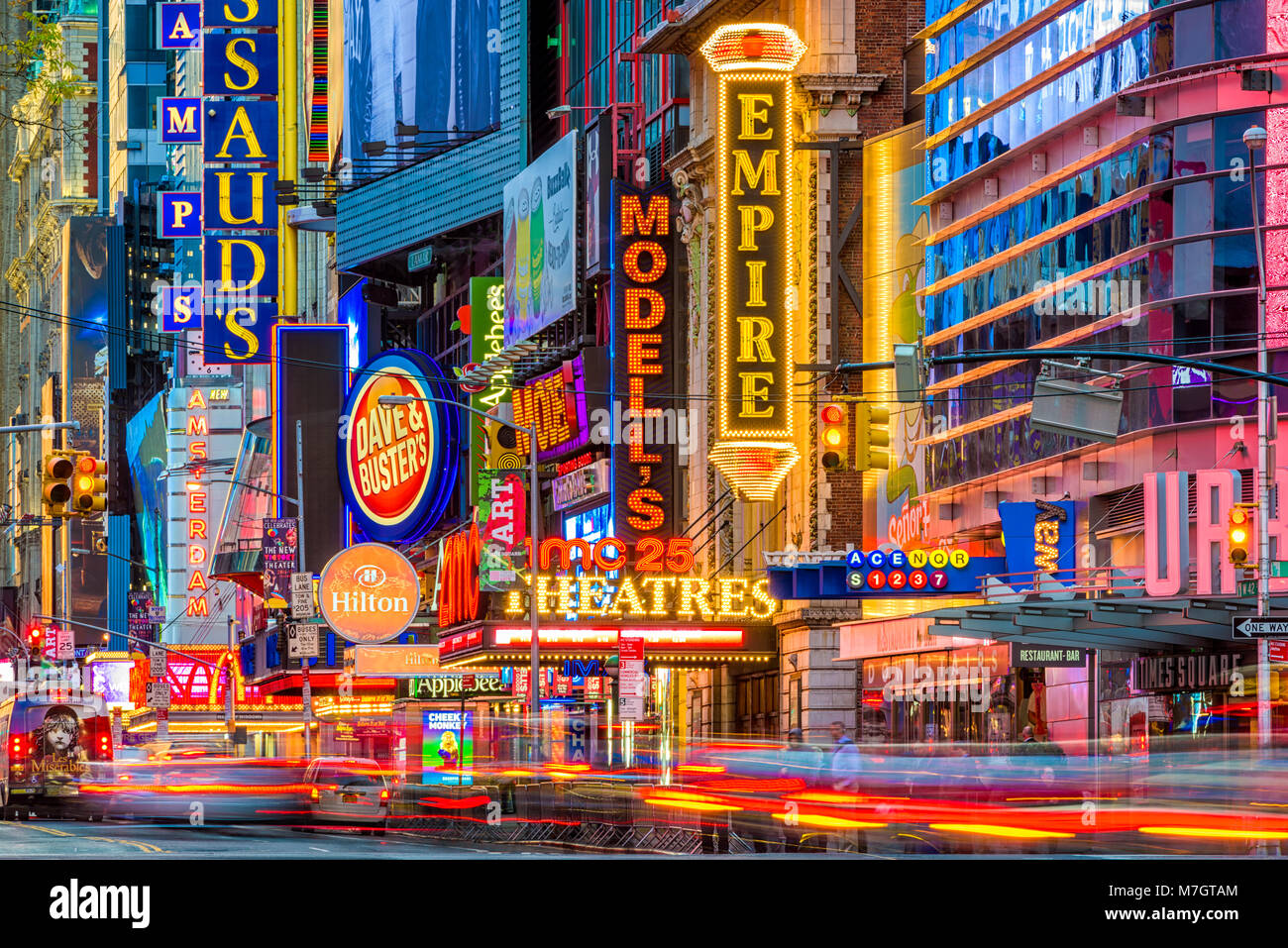 La CIUDAD DE NUEVA YORK - Noviembre 14, 2016: El tráfico se mueve por debajo de los letreros luminosos de la calle 42. La histórica calle es el hogar de numerosos teatros, tiendas, Foto de stock