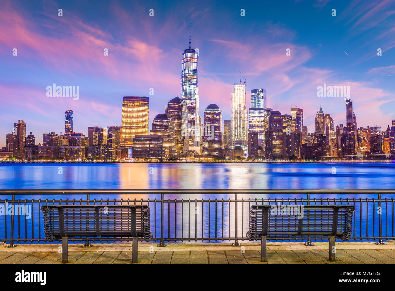 El distrito financiero de la ciudad de Nueva York sobre el río Hudson en penumbra. Foto de stock