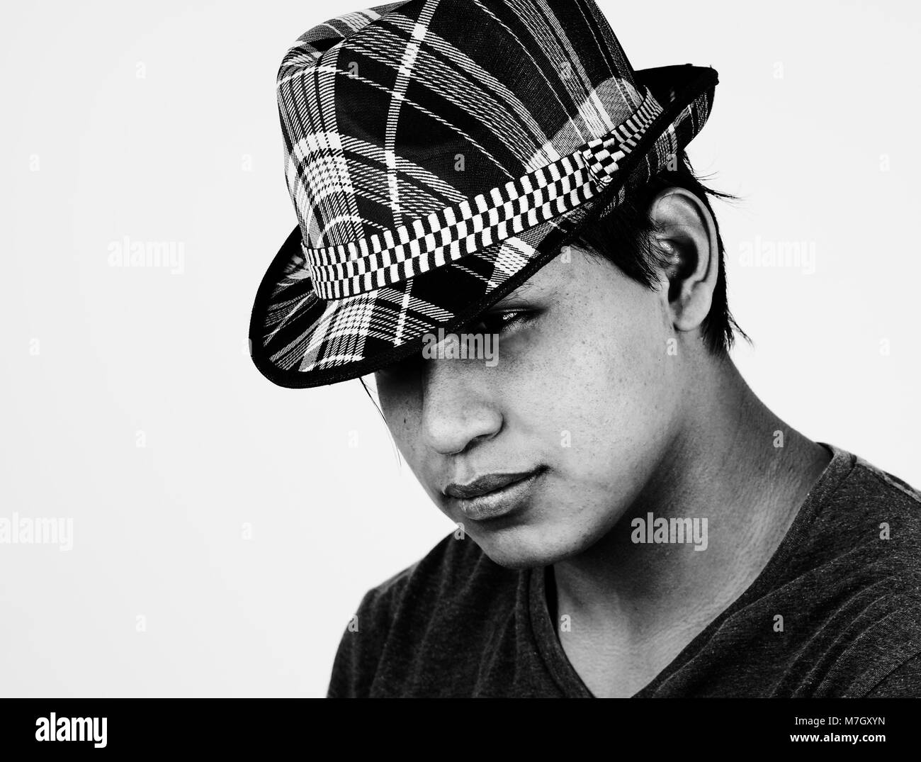 Espectacular retrato en blanco y negro del joven hombre latino con